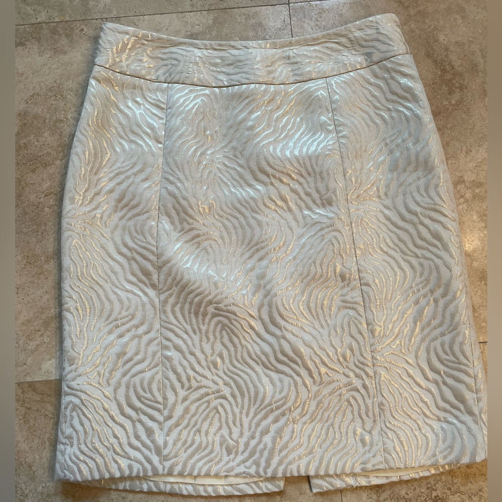 Pretty ivory patterned pencil skirt